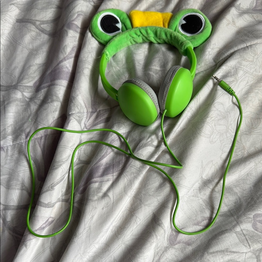Green Frog-Themed Headphones